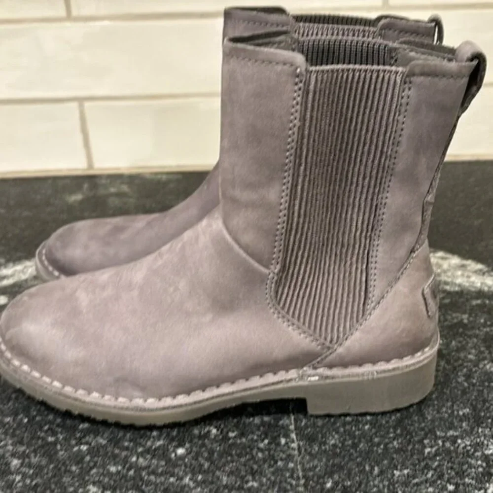 UGG Larra Charcoal Nubuck Leather Boots - Women's 7.5